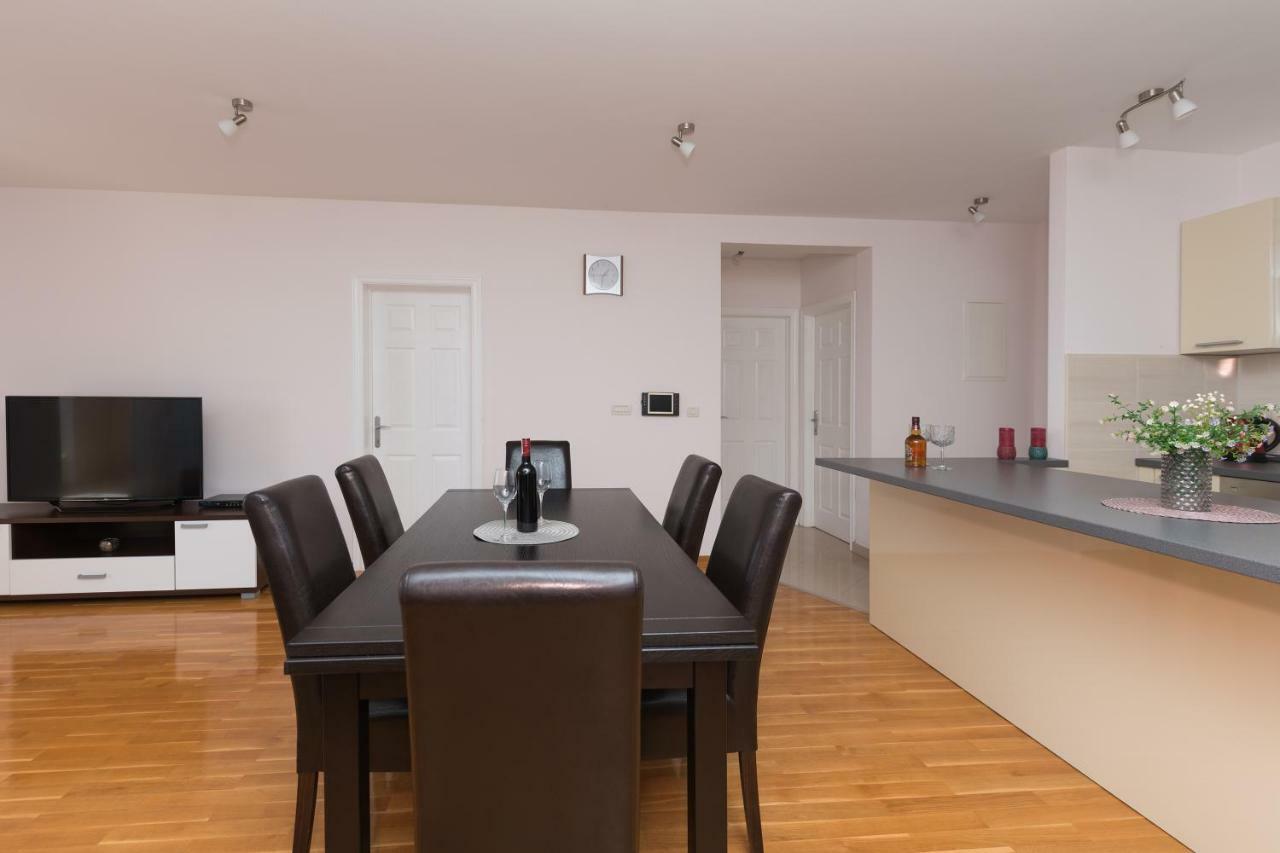 Apartments Naja Макарска Экстерьер фото