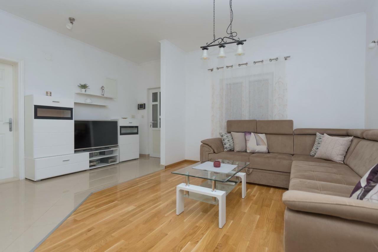 Apartments Naja Макарска Экстерьер фото